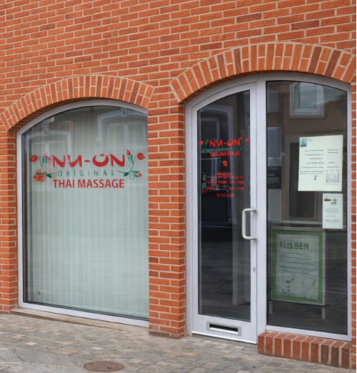 Indgangen til Nu-on Original Thai Massage på Smallegade 11